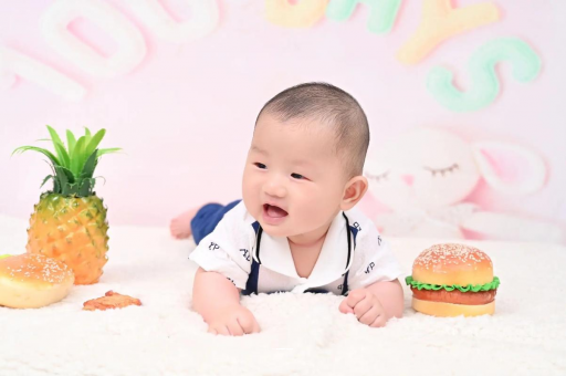 石狮宝宝在妈妈肚子里